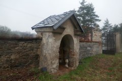 zastavení křížové cesty zepředu zleva