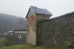 zastavení křížové cesty zezadu zleva