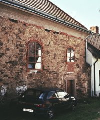severní průčelí před opravou (po odbourání vstupní předsíňky)