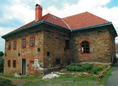 synagoga a rabínský dům před dokončením obnovy