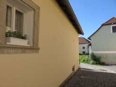 náměstíčko, v pozadí synagoga