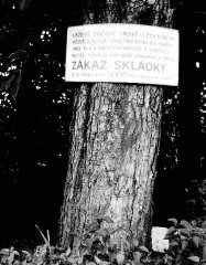 výzva obecního úřadu k neznečisťování pietního místa