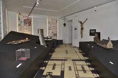 expozice v muzeu Ústí nad Labem věnovaná zbořenému kostelu sv. Materny a přiléhajícímu hřbitovu na Lidickém náměstí