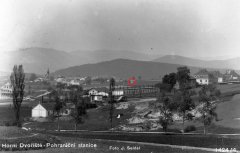 historické foto vsi s kaplí (v kroužku)