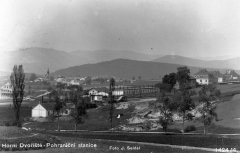 historické foto vsi s kaplí (uprostřed)