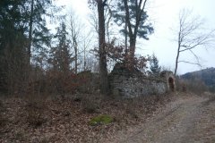 vstupní brána s částí ohradní zdi
