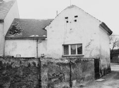 východní zeď synagogy (vlevo) se stopami zazděných oken)