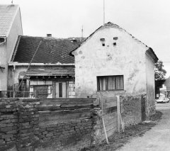 východní strana synagogy  (vlevo) s domkem židovské obce
