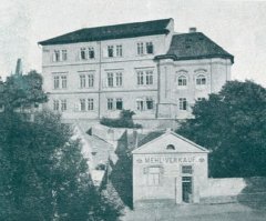 presbytář kostela (z pravé strany budovy) součástí dívčí koleje