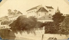 presbytář kostela součástí dívčí koleje