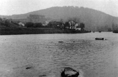historické foto kaple (v pozadí, na břehu řeky)