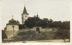 historické foto kaple (vlevo)