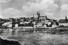 historické foto města s márnicí (vpravo od středu)