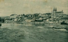 historické foto města s márnicí (vpravo od středu)