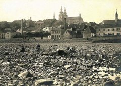 historické foto města s márnicí (vpravo od středu)
