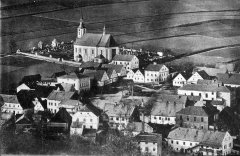 celkový pohled na město s kostelem