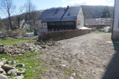 opravená část ohradní zdi; při tom byly odstraněny zbytky kaple