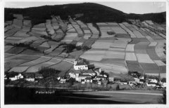 dobová pohlednice vsi s kostelem