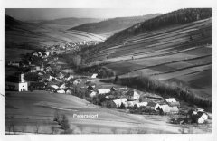 dobová pohlednice vsi s kostelem