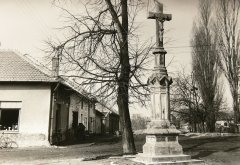 kříž za zvoničkou byl přenesen do ulice 6. května č.p.32
