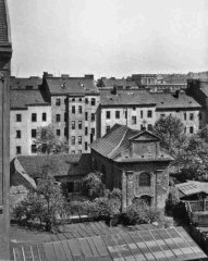 historické foto fary (vlevo od kostela)