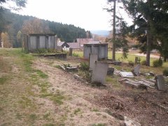 celkový pohled - poškozené náhrobky