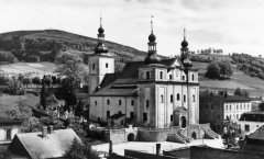 kaple v pozadí na kopci (vedle pravé věže farního kostela)