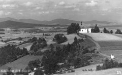 kaple na dobové pohlednici