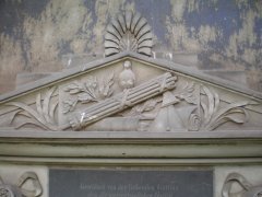 detail se stopami po odřezaném kříži