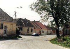 celkový pohled na dům s kapličkou