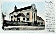 dobová pohlednice kláštera (v pozadí za kostelem)