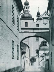 průhled ulicí na kostel