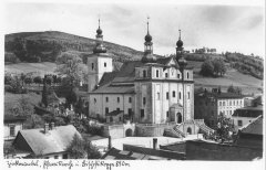 dobová pohlednice s kostelem
