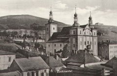 starší pohlednice města s kostelem