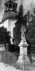 socha sv. Jana Nepomuckého před kostelem
