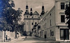 starší pohlednice s kostelem