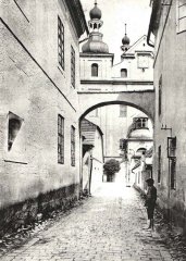 průhled ulicí na kostel