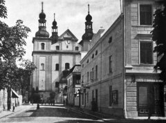 pohled od radnice ke kostelu