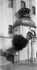 staré hlavní schodiště do kostela před renovací