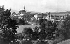 dobová pohlednice vsi s kostelem a kaplí