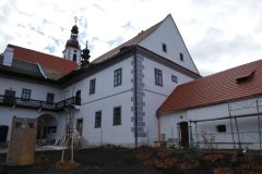 pohled zezadu zprava