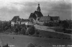 dobová pohlednice poutního areálu (kaple vpravo)