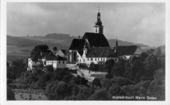 dobová pohlednice poutního areálu (kaple vpravo)