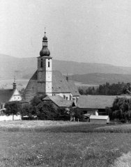 starší foto kaple (vlevo)