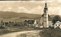 celkový pohled na poutní areál, kaple vlevo od kostela