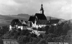 dobová pohlednice poutního areálu (kaple vpravo)