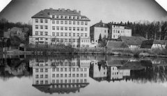 historické foto bývalého kláštera (vpravo od budovy školy)