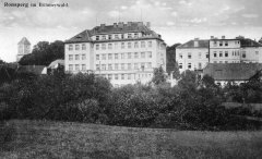 historické foto bývalého kláštera (vpravo od budovy školy)