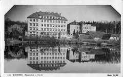 dobová pohlednice bývalého kláštera (vpravo od budovy školy)