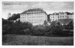 dobová pohlednice bývalého kláštera (vpravo od budovy školy)